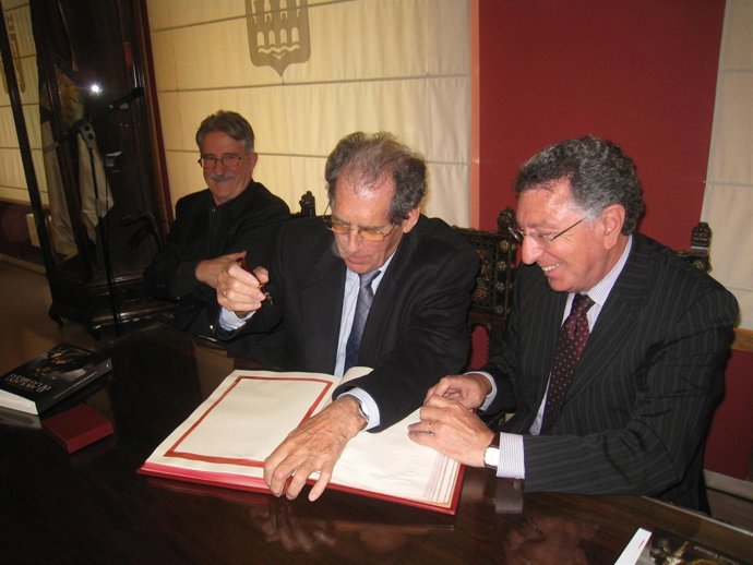 Henningsen, junto al alcalde en la presentación del libro