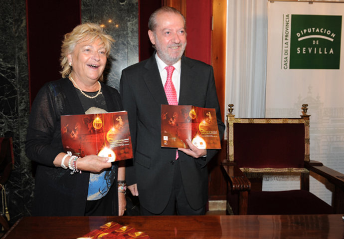 Rosamar Prieto Castro y Villalobos con la guía de turismo navideño.