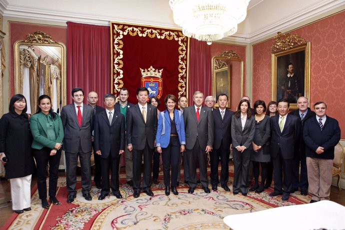 La alcaldesa de Pamplona, Yolanda Barcina, recibe a una delegación de China.