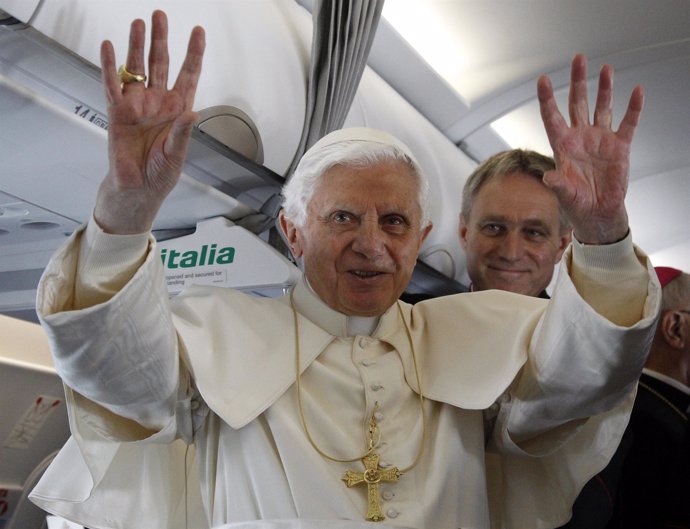 El Papa Benedicto XVI a su llegada a Edimburgo