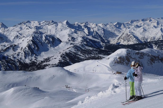 Esquiador en las pistas de Baqueira Beret