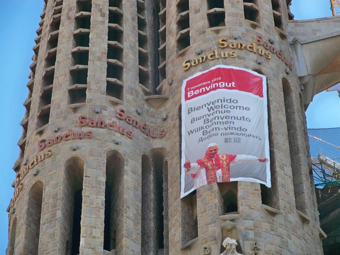 Cartel anunciando la llegada del Papa en la Sagrada Familia