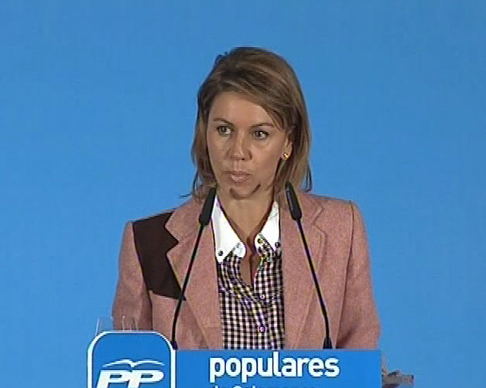 Cospedal critica los "tumbos" del Gobierno en empleo