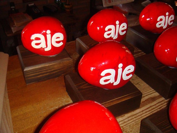 Obsequios obra de Juan Pablo Tito que entregará AJE durante la gala a diversas e