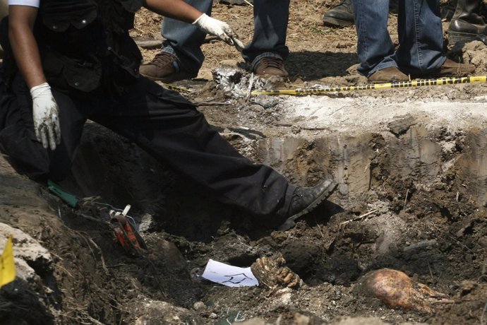 Hallan 18 cadáveres en una fosa en México