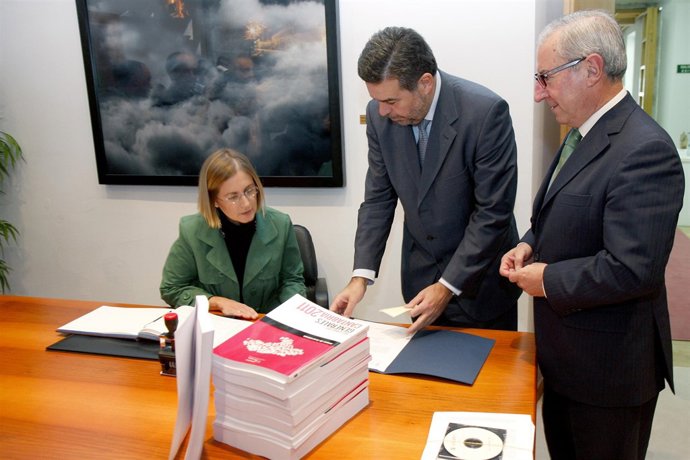 Agudo registra los Presupuestos en el Parlamento