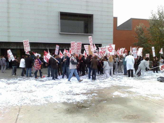 Concentración a las puertas del nuevo Río Hortega.