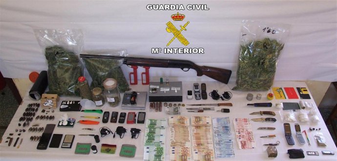 Material incautado al desmantelar la red de venta de droga en la sierra onubense
