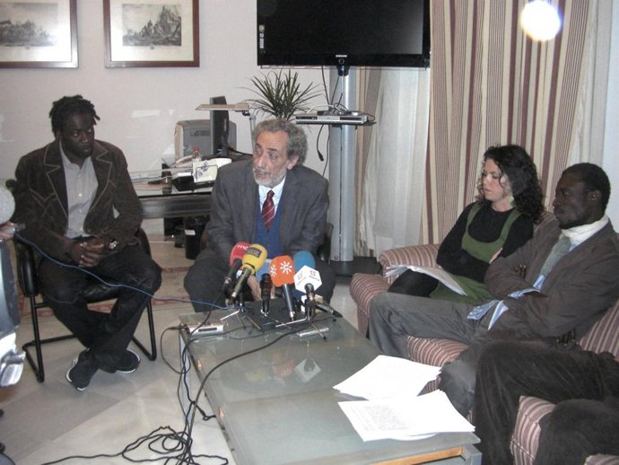 El Defensor del Pueblo Andaluz, José Chamizo, reunido con miembros de la Apdh-a