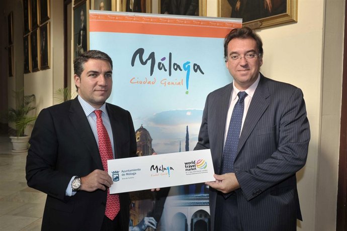 El concejal de Turismo y Deportes del Ayuntamiento de Málaga, Elías Bendodo, y e