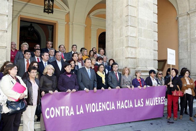Cinco minutos de silencio convocados por el Ayuntamiento por el crimen de una mu