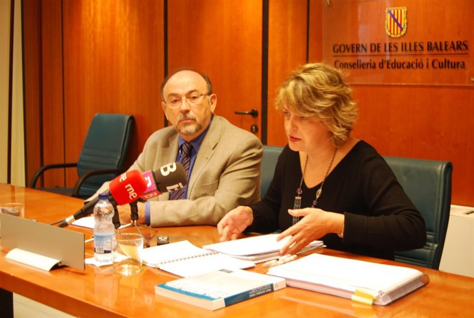 El conseller de Educación, Bartomeu Llinàs, y la directora general de Política L