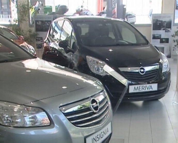 Las ventas de coche caen un 37 por ciento