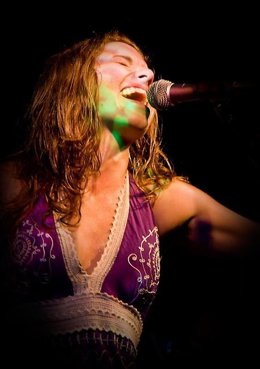 La cantante Alejandra Burgos en una de sus actuaciones