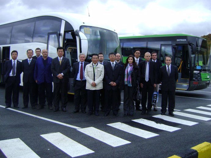 Visita de los directivos de Foton Motor a la planta de autobuses de Sunsundegui.