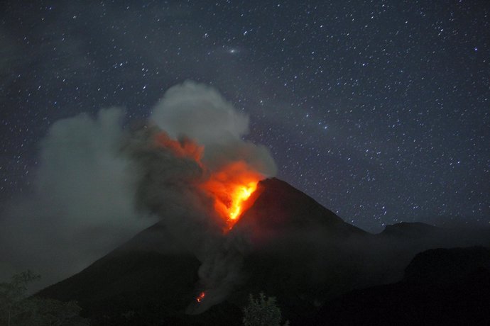 Monte merapi, en Indonesia, en erupción