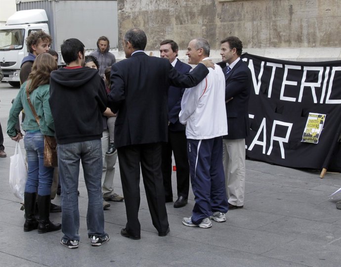 Francisco Camps conversa con miembros de la plataforma contra el ATC de Zarra.