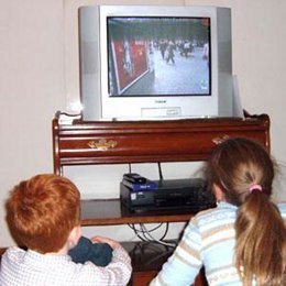 Niños Viendo La Tele