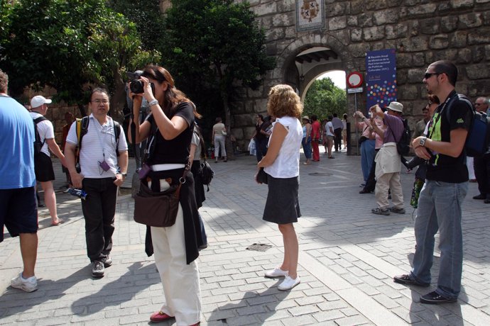 Turistas recorriendo Sevilla