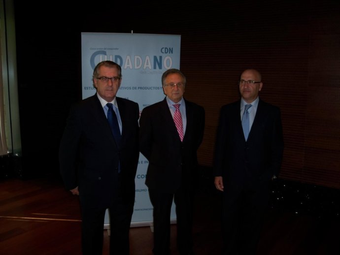 El presidente del Grupo Fuertes, en el centro, acompañado por el director genera