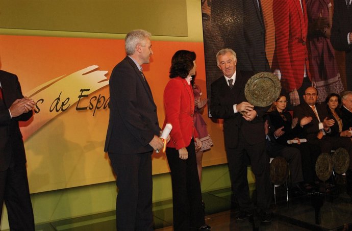 La ministra Rosa Aguilar otorga el Premio Alimentos de España 2009 a Jesús Mari 