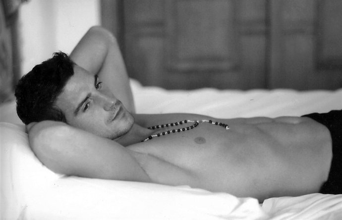 Posado del futbolista Aitor Ocio 