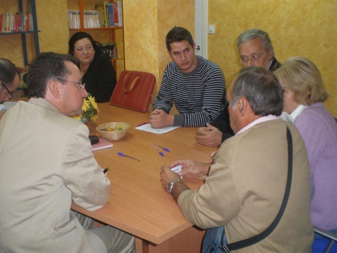 Maeztu (al fondo) con familias del Polígono Sur.