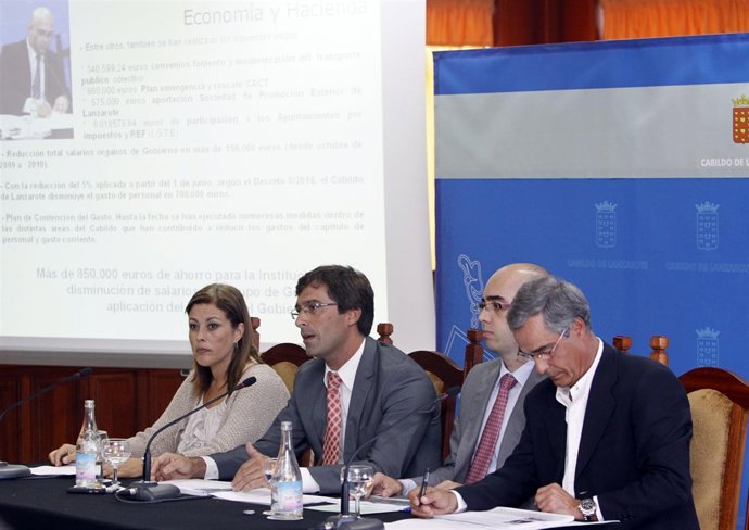 Presidente del Cabildo de Lanzarote, Pedro San Ginés (segundo por la izq)