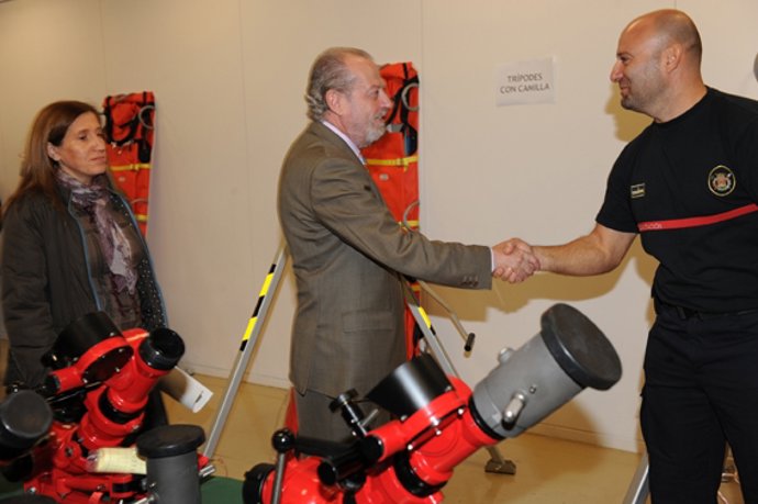 Entrega de material a bomberos