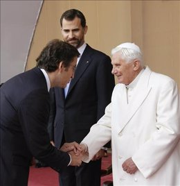 El presidente de la Xunta saluda a Benedicto XVI