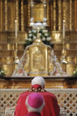 Papa rezando en la Catedral de Santiago