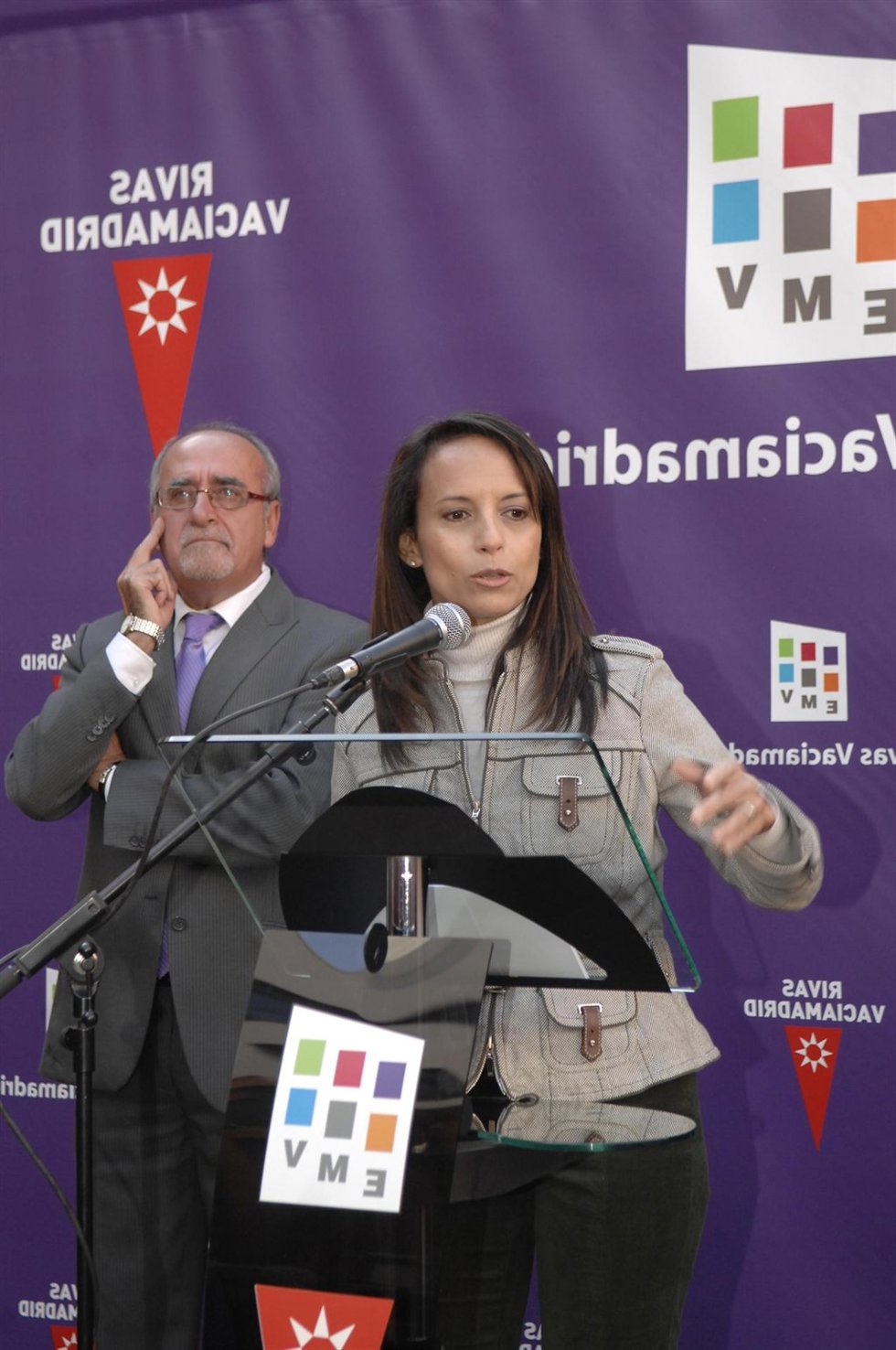 Beatriz Corredor y José Masa durante la entrega de llaves en Rivas