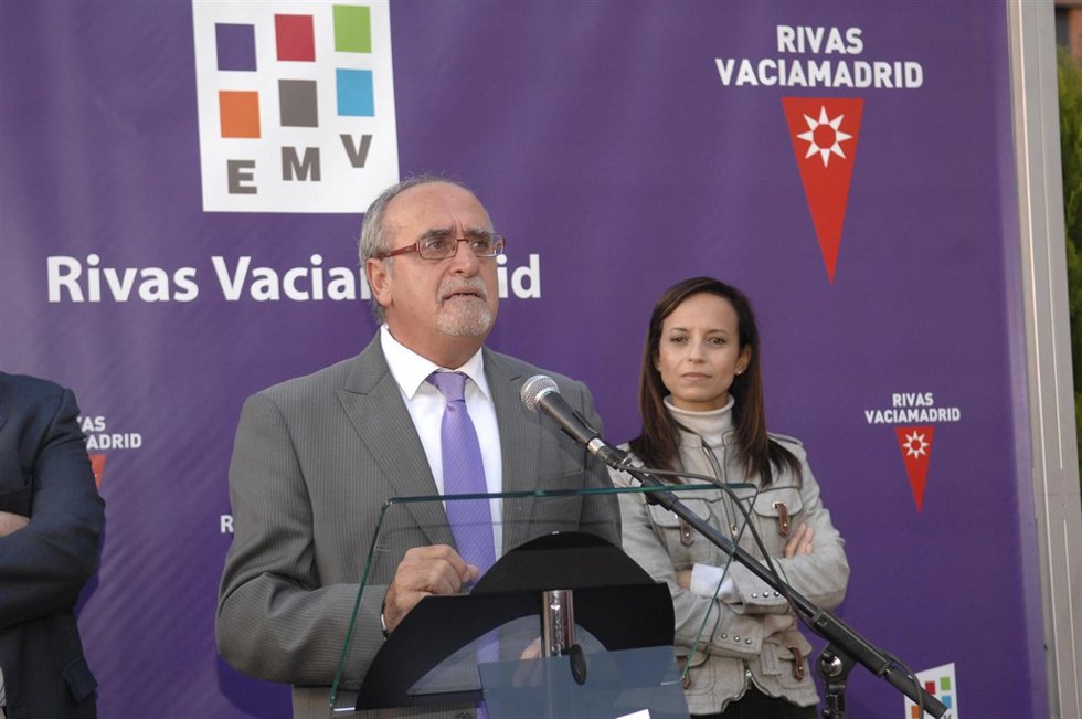 José Masa y Beatriz Corredor durante la entrega de llaves de 203 viviendas en Ri