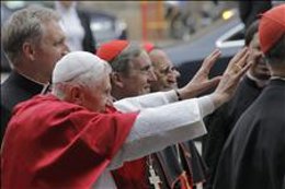 El Papa Benedicto XVI saluda a los fieles en Santiago