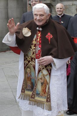 El papa con los atuendos de peregrino
