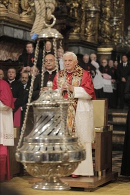 El Papa con el botafumeiro