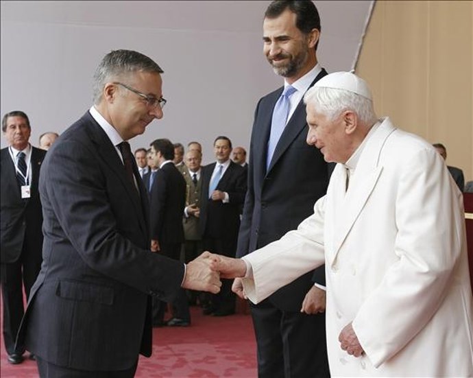 El Papa saluda a Pepe Blanco