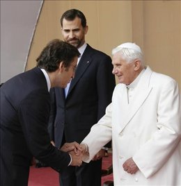 El presidente de la Xunta saluda a Benedicto XVI