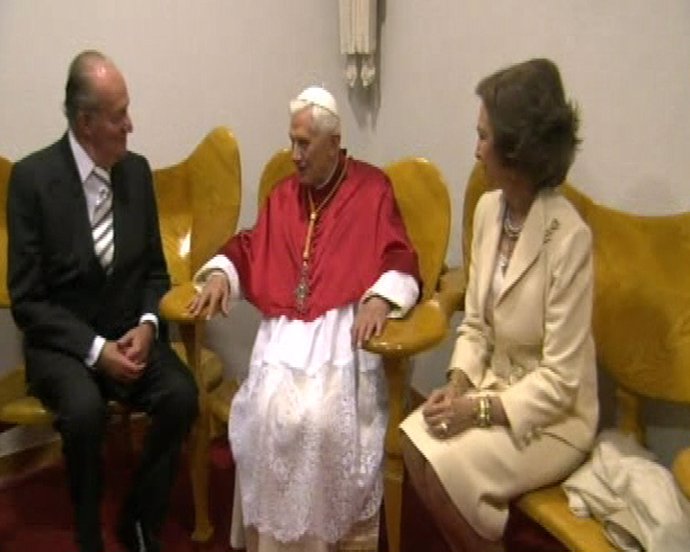 Los Reyes se reúnen con Benedicto XVI