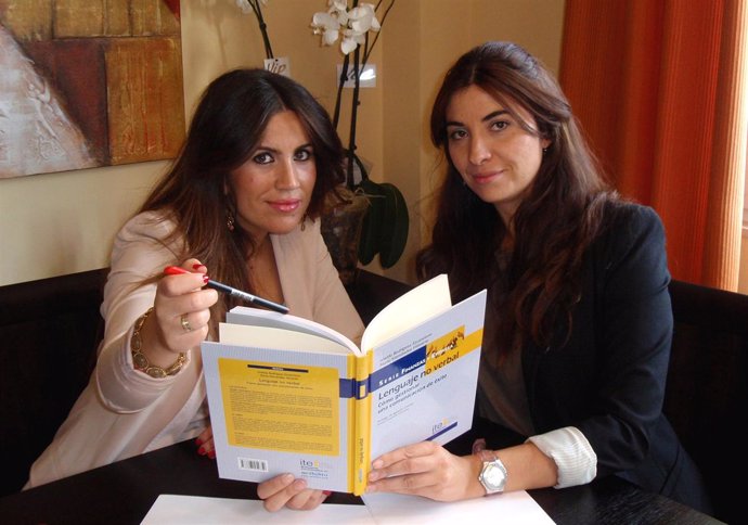 Imelda Rodríguez (i) y María Hernández, autoras del libro.