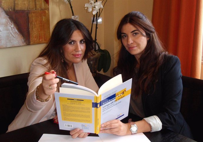 Imelda Rodríguez (i) y María Hernández, autoras del libro.