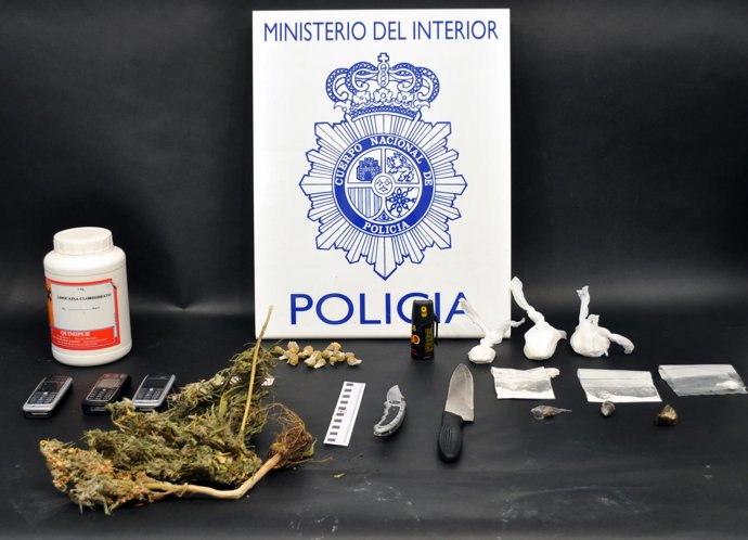 Operación Policial Contra El Tráfico De Drogas Y Falsificación De Documentos En 