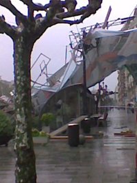 El viento derriba un andamio sobre la terraza de una cafetería en el Paseo Pereda