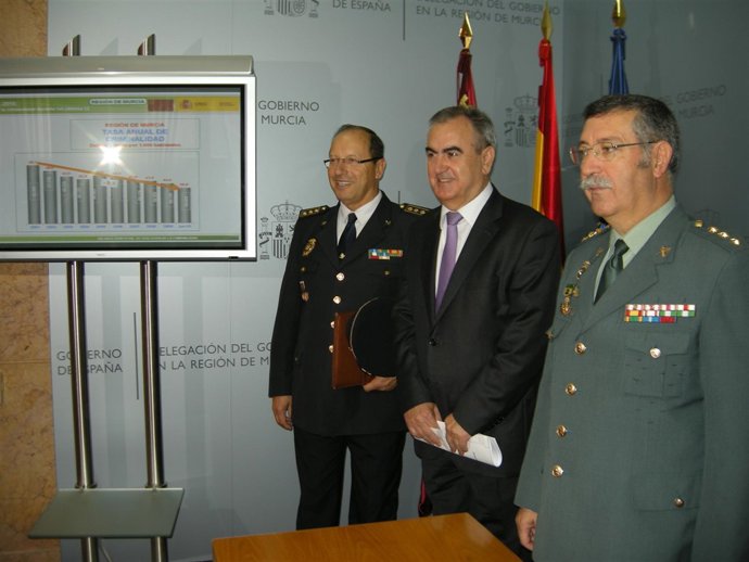 El delegado del Gobierno, Rafael González Tovar; el jefe superior de Policía, Ca