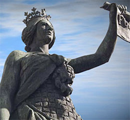 Imagen del monumento a los Fueros de Navarra. 