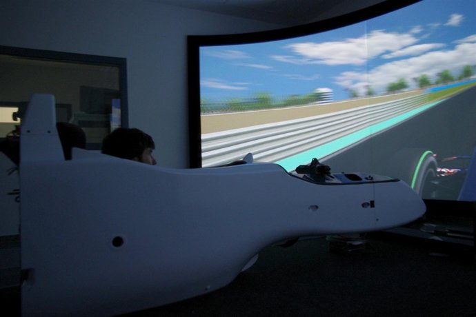 El piloto Carlos 'Checo' Pérez aportará su experiencia para desarrollar el simul