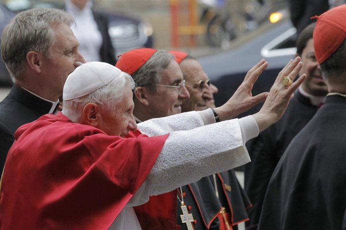 El papa saluda a los fieles