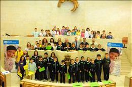 Niños en el Parlamento cántabro