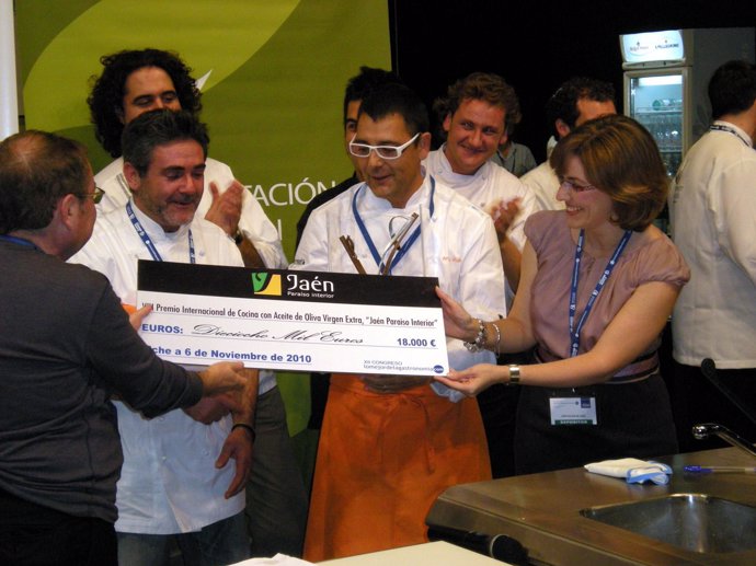 Nota De Prensa Y Fotografías Sobre El Ganador Del VIII Premio De Cocina Con Acei