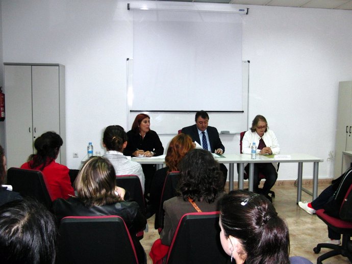 Los delegados de Empleo y para la Igualdad y Bienestar Social en Huelva,  y la c
